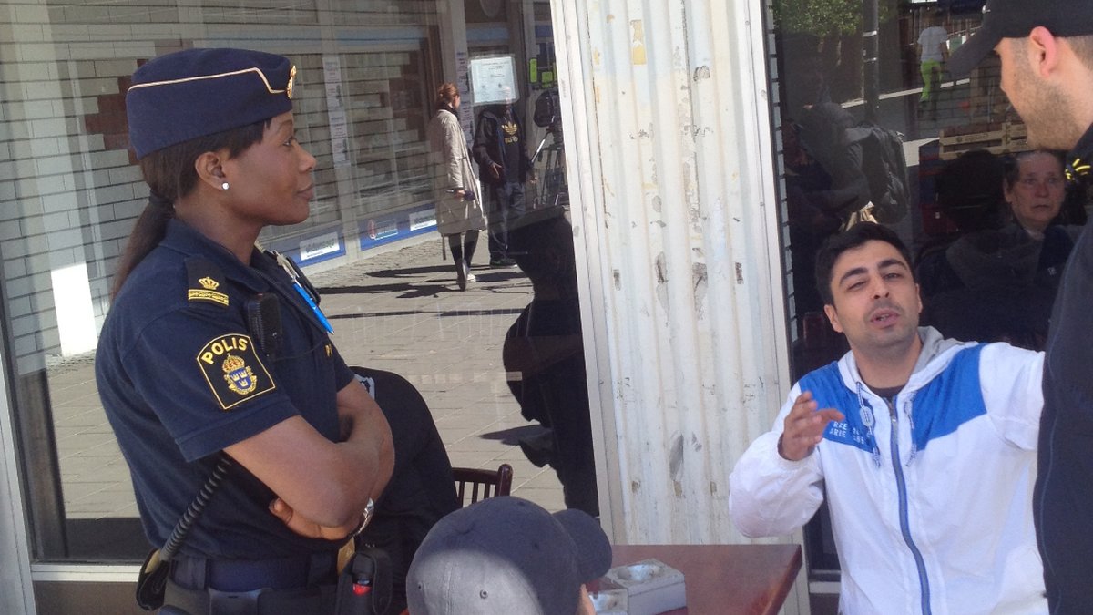 Muhammed och de andra i samtal med närpolisen Ressa Seydou.